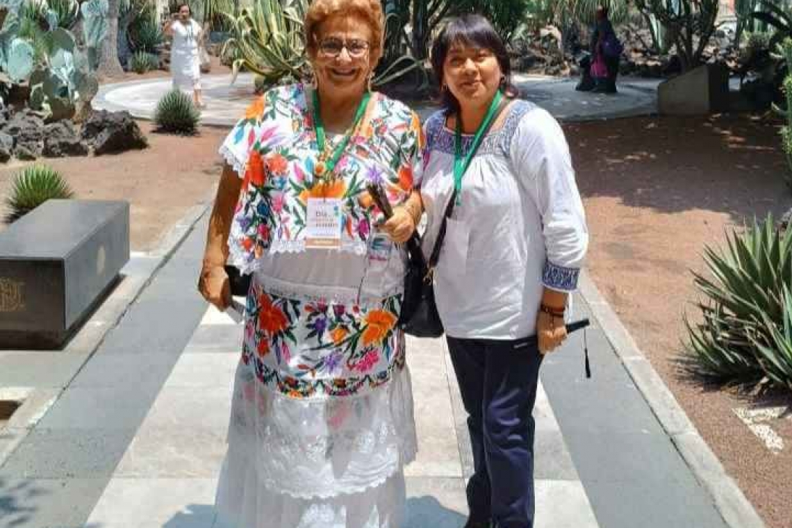 Maestra yucateca recibe reconocimiento en Palacio Nacional.