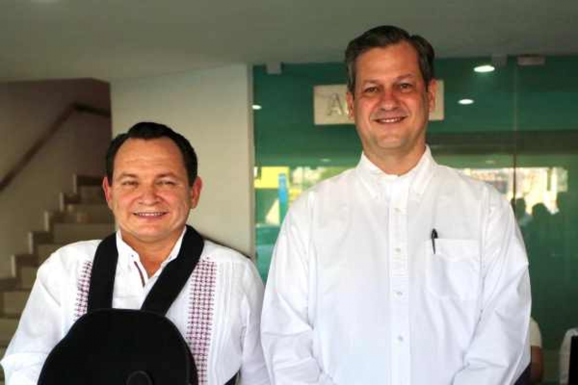 "Huacho" Díaz Mena reapareció en un foro industrial