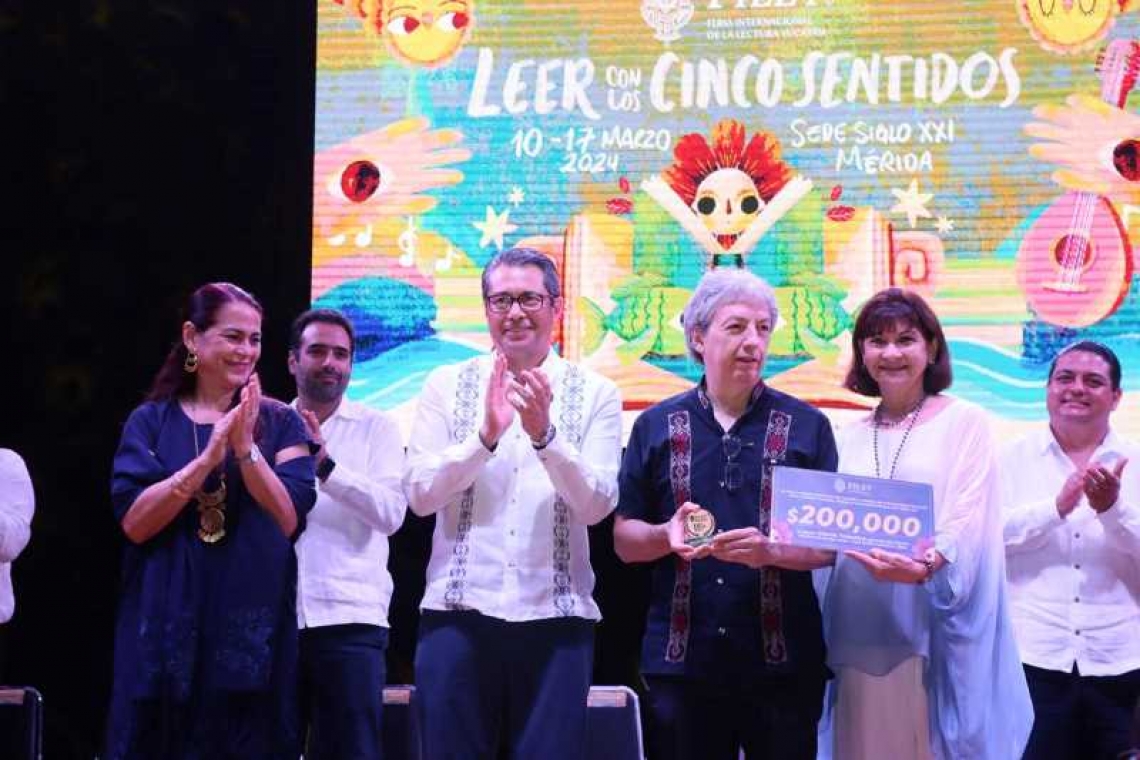 El escritor David Toscana recibe el Premio Excelencia en las Letras José Emilio Pacheco 2024 al inagurarse la FILEY.