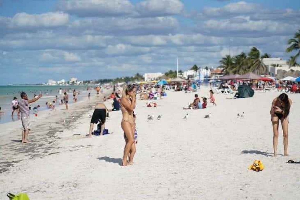 Concurrida jornada dominical en las playas yucatecas.