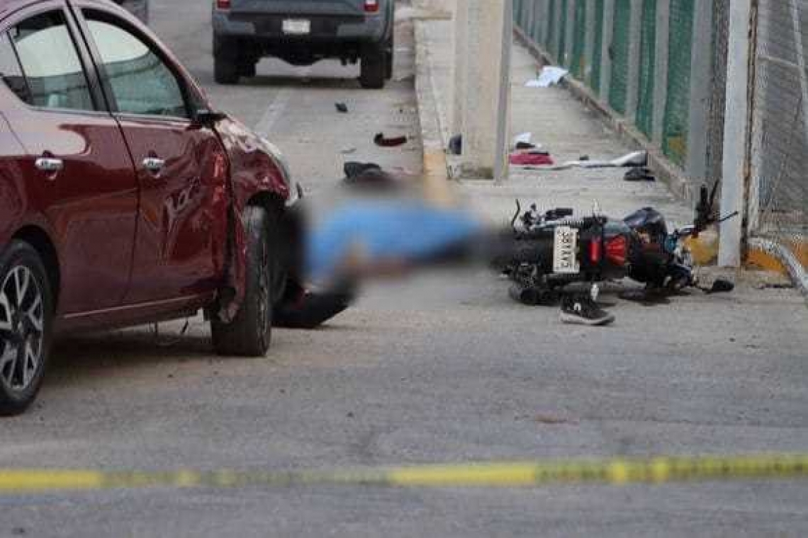 Motociclista murió al chocar en el periférico meridano.