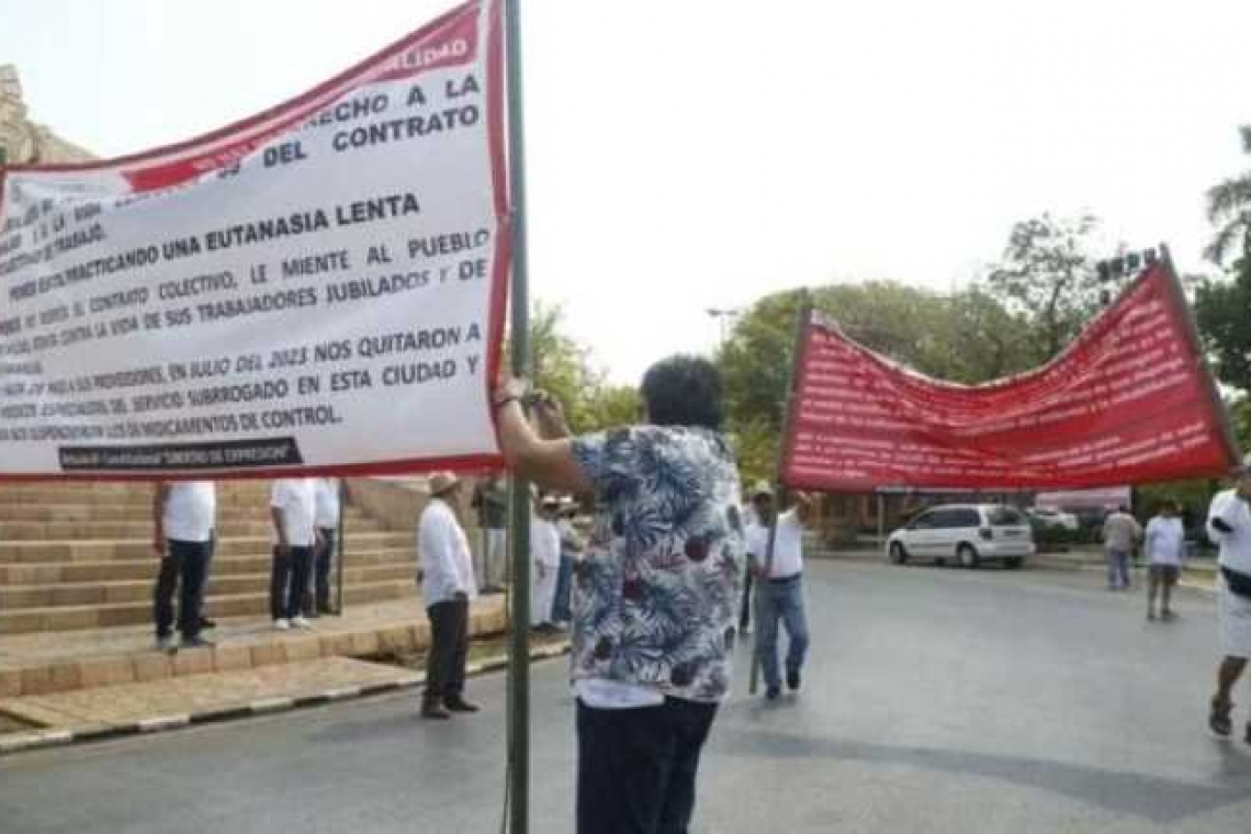 Jubilados de PEMEX exigen servicios médicos.