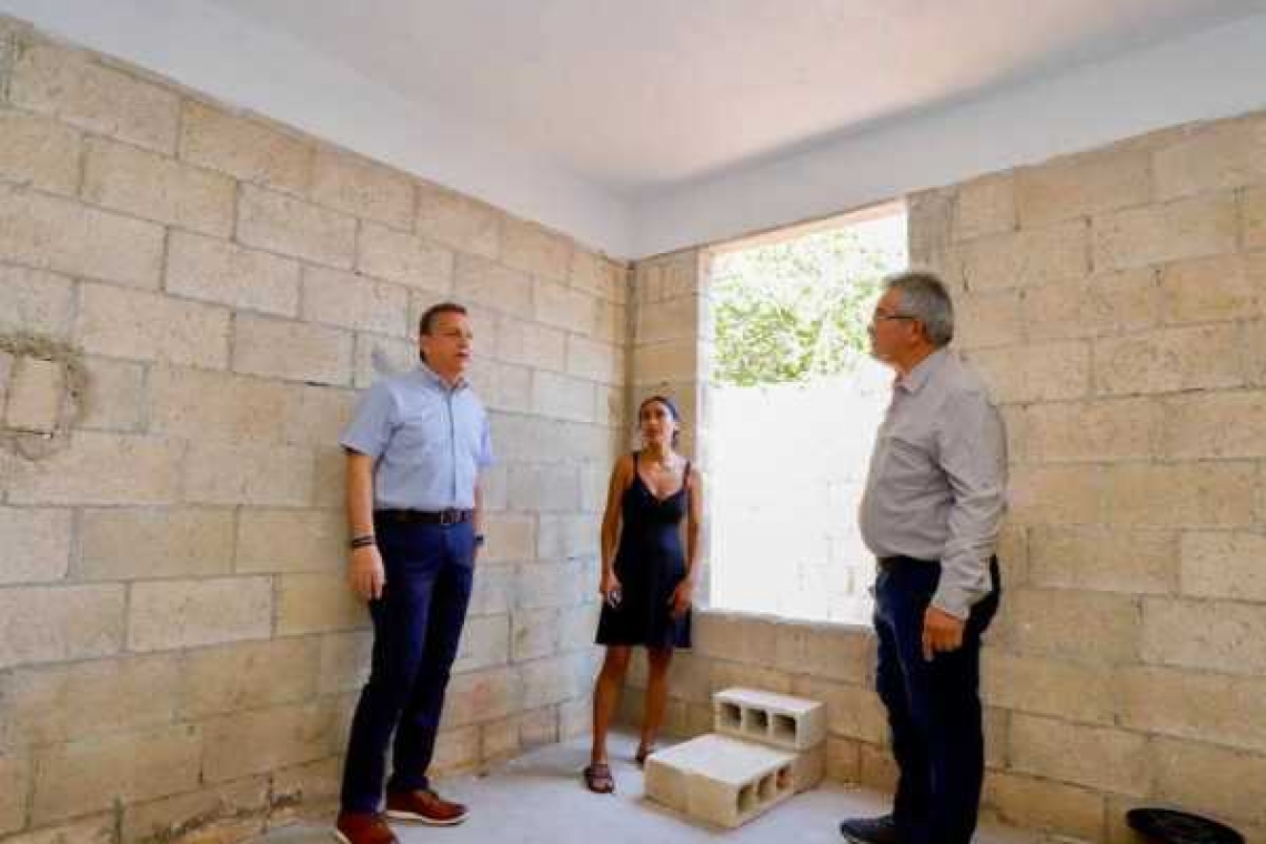 El Alcalde Alejandro Ruz Castro en el sur meridano supervisa el programa de mejoramiento de vivienda.