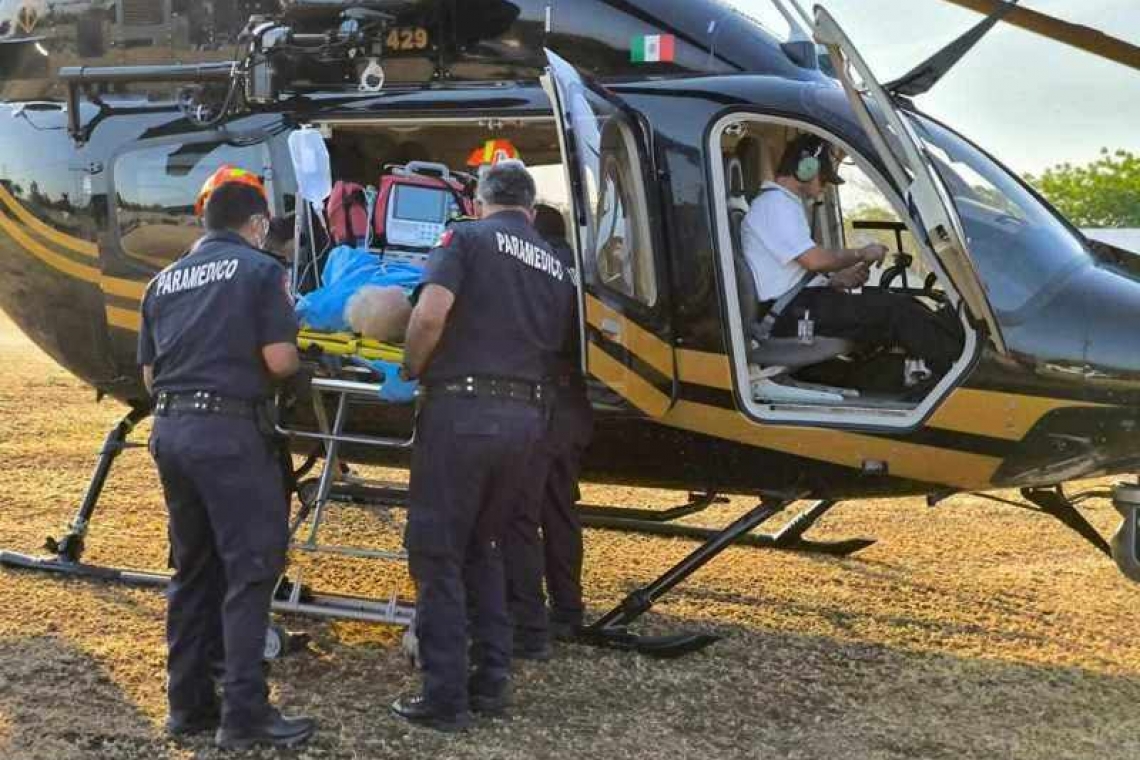 Helicóptero policíaco trasladó a un hospital a un sujeto con quemadras graves.
