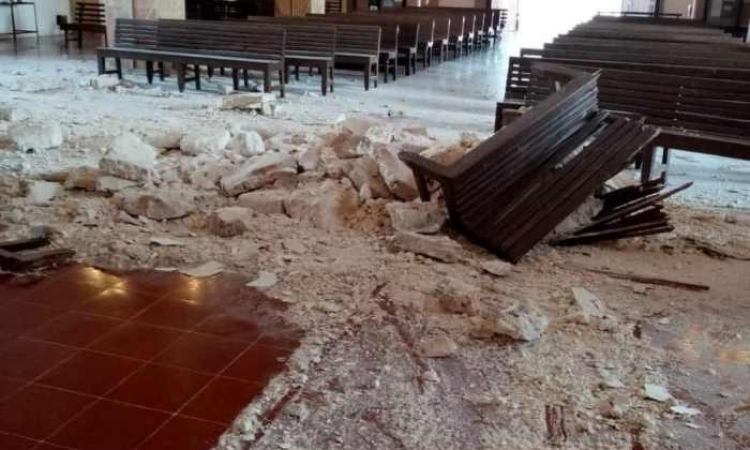 Se derrumbó una parte del techo de la parroquia