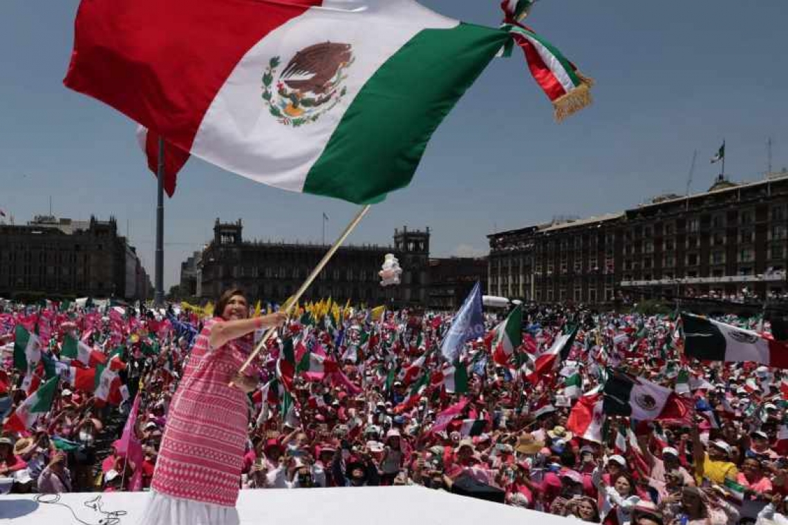 Marea Rosa desborda el Zócalo al grito de Xóchitl Gálvez Presidente