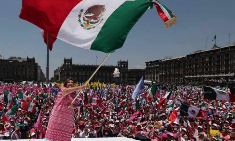 Marea Rosa desborda el Zócalo al grito de Xóchitl Gálvez Presidente
