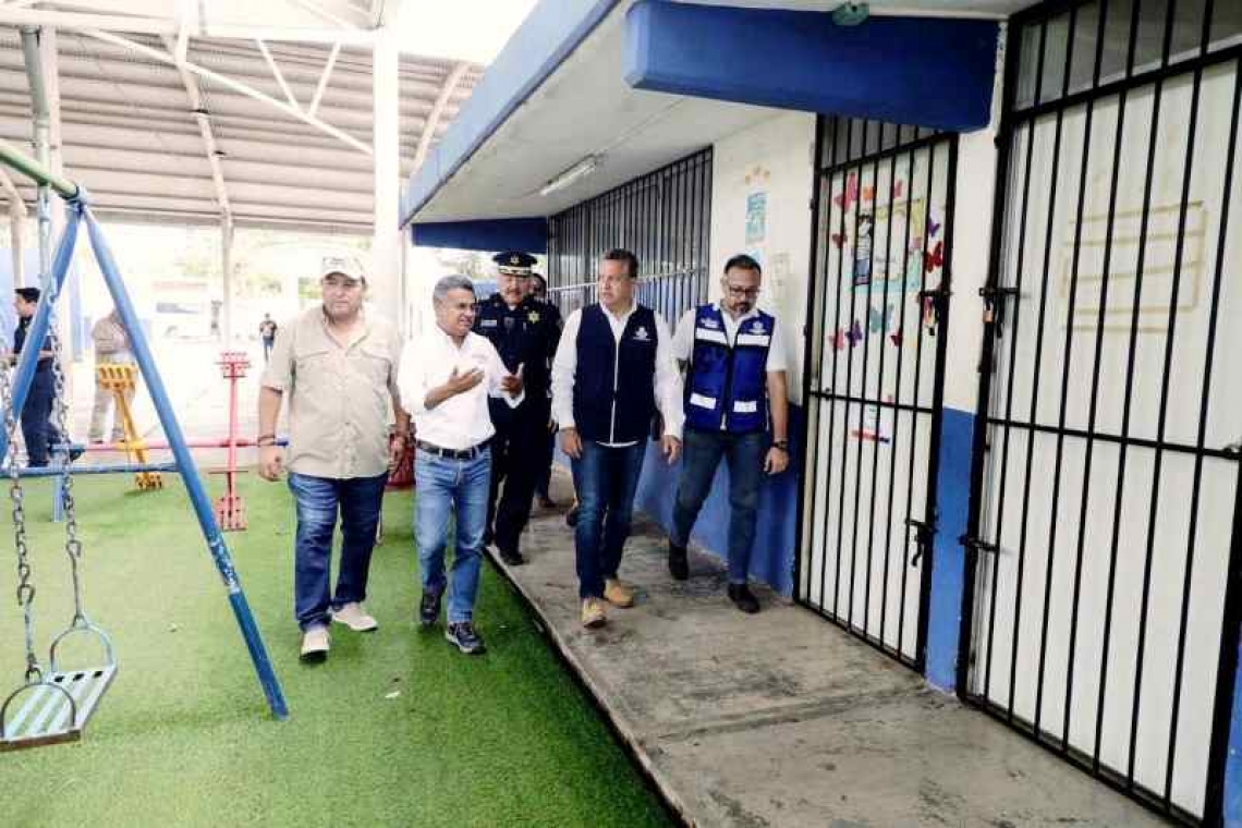 Encabezados por el Alcalde Alejandro Ruz las autoridades municipales de Mérida recorren los 64 refugios que alojaron a 200 personas.