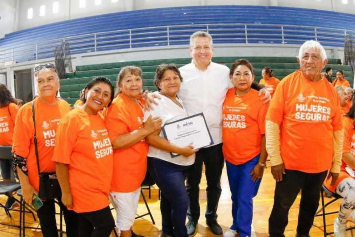 Alcalde Alejandro Ruz entrega reconocimientos a participantes de programa de intervención comunitaria.