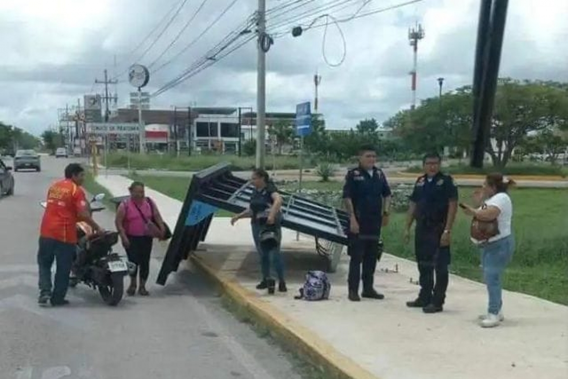  Un paradero de Vaivén se cayó y lastimó a un pasajero.