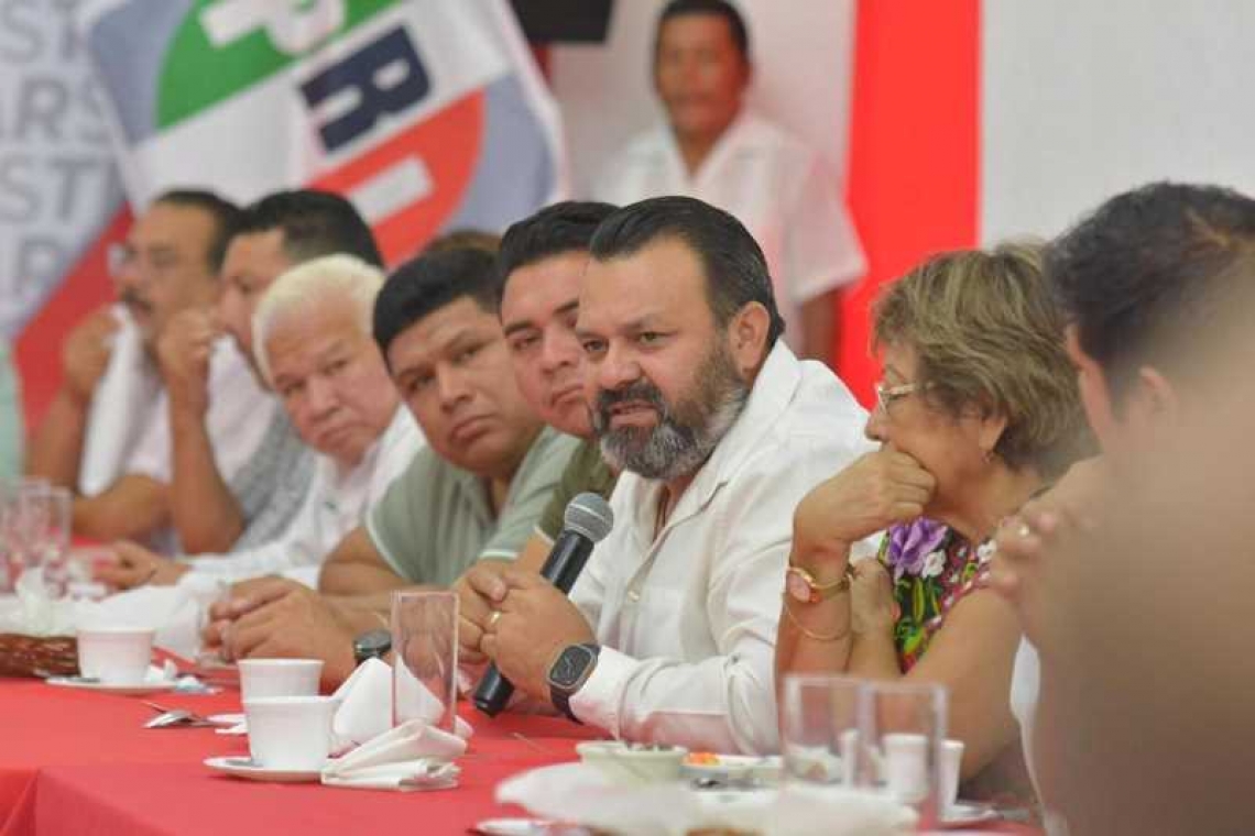 Warnel May Escobar se queda en la alcaldía de Izamal.