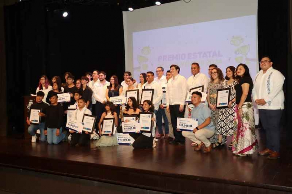 Galardonan a jóvenes universitarios.