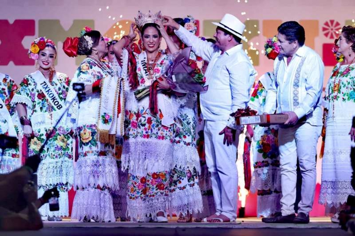 CORONACION DE LA EMBAJADORA DE LA FERIA XTMATKUIL