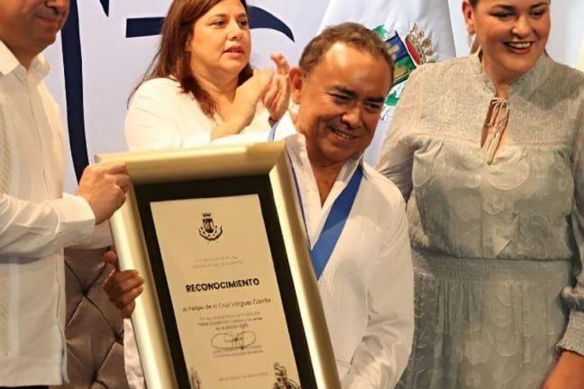 La presea “Dr. Silvio Zavala Vallado” para el cantautor Felipe de la Cruz.
