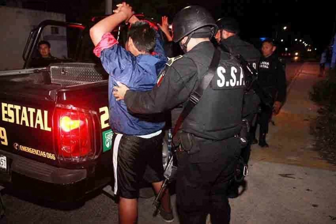 Un tipo medio loco pretendió abusar de una jovencita en la calle.