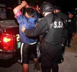 Un tipo medio loco pretendió abusar de una jovencita en la calle.
