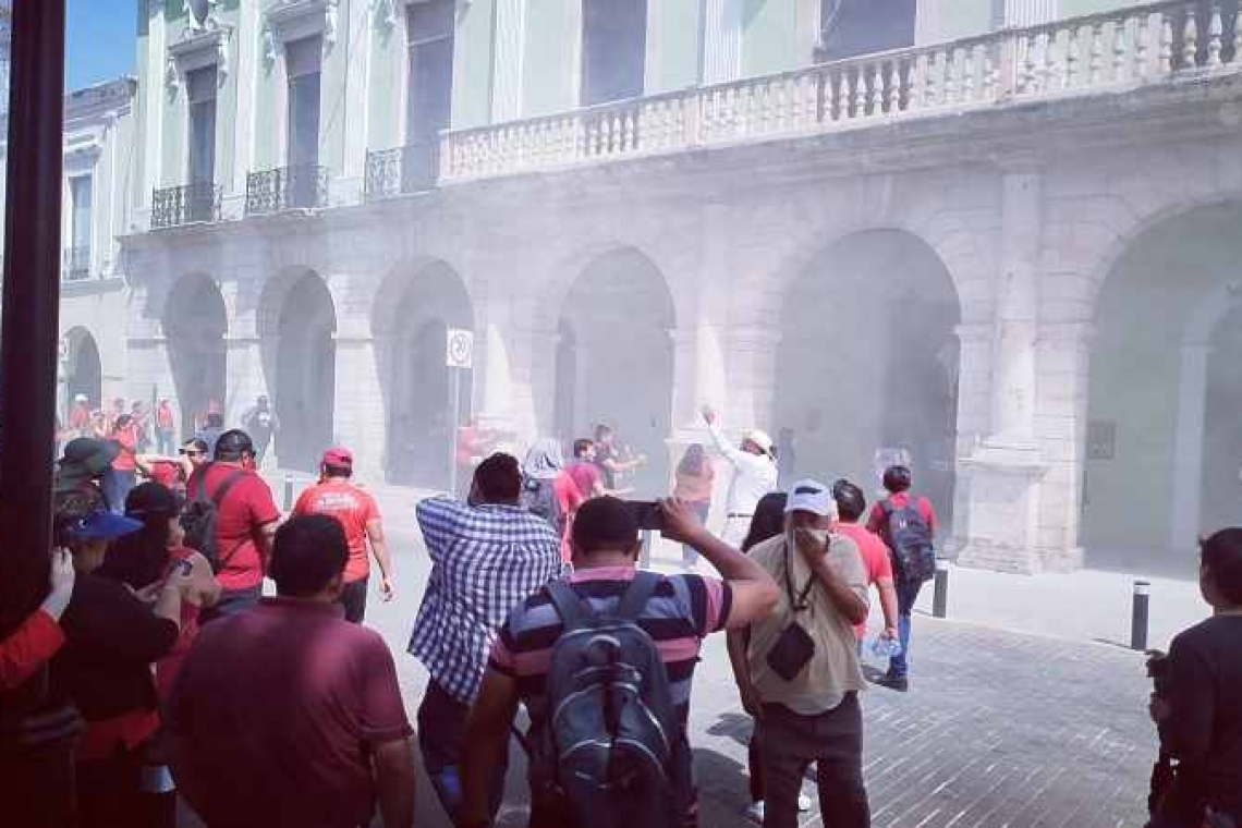 Agentes antimotines repelieron protesta magisterial.