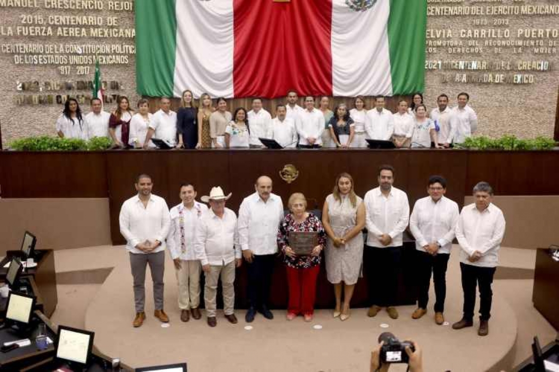   Reconocen a Ana Rosa Villanueva Pérez por más de 60 años de entrega a la educación en Yucatán