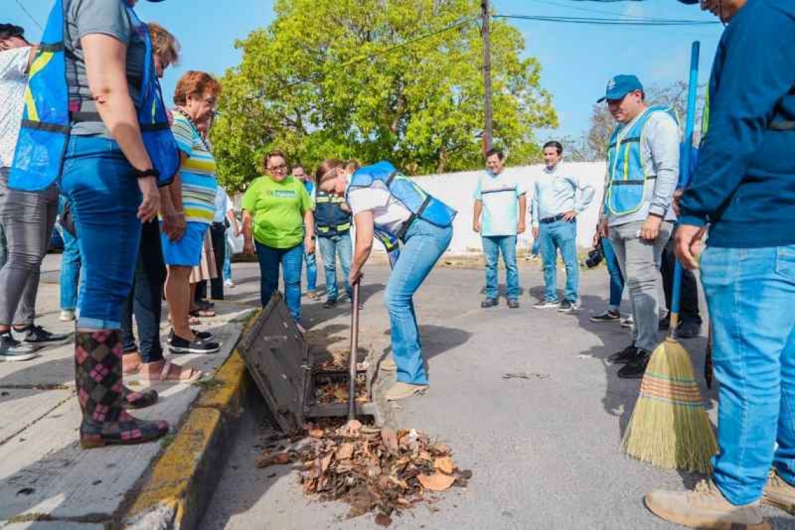 Cecilia Patrón arranca en el sur de la ciudad operativo de limpieza de rejillas.