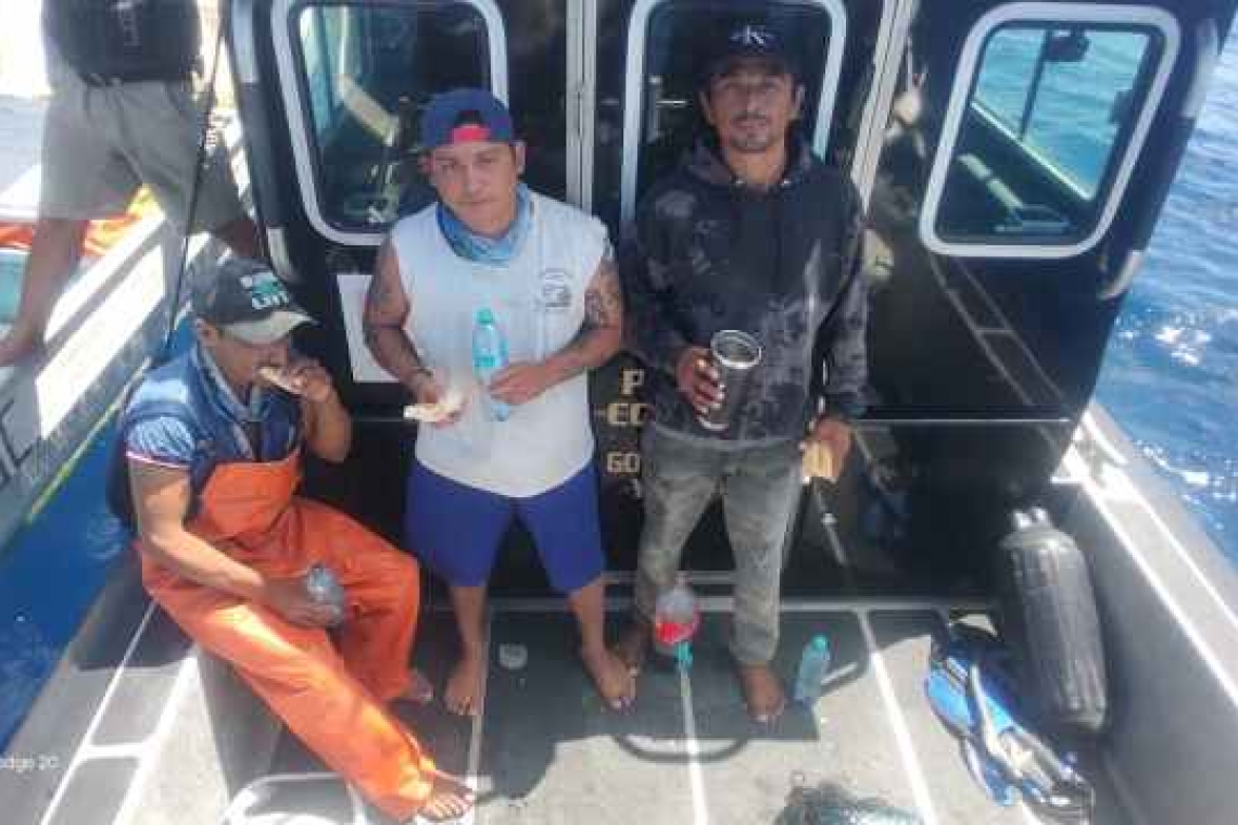 Rescatan a tres pescadores extraviados en altamarde la embarcación “Reyna Margarita”.