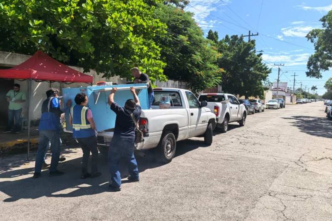 Ayuntamiento de Mérida retira puestos ambulantes irregulares.