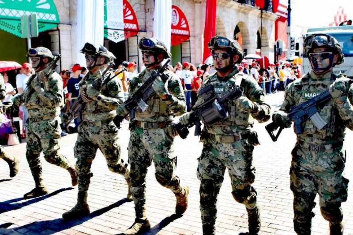  Más de 4,900 participantes engalanan desfile cívico-militar para celebrar La Independencia de México.