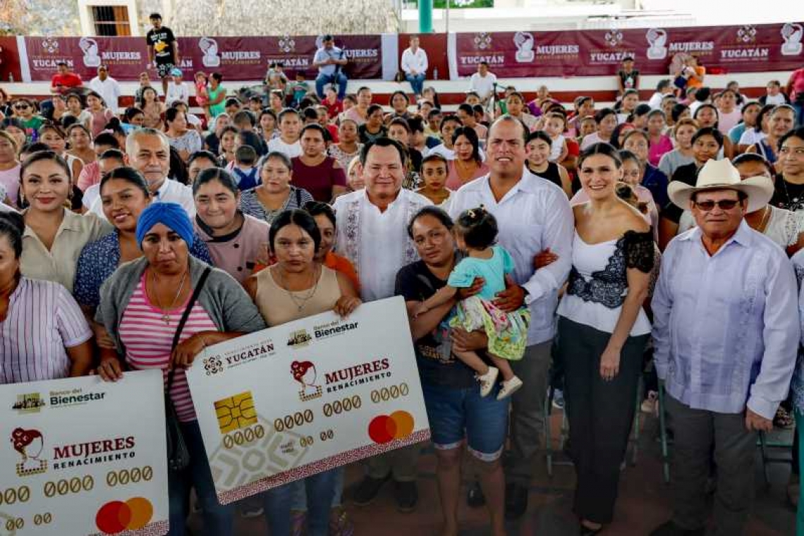 Entregan más plásticos de la tarjeta 