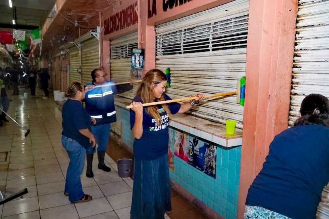 Doña Cecilia, la alcaldesa de Mérida, limpia el Mercado Lucas de Gálvez.