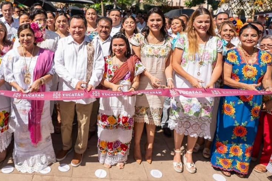 El Gobernador de Yucatán, Joaquín Díaz Mena inauguró Gran Muestra Estatal de Altares en la Plaza Grande.