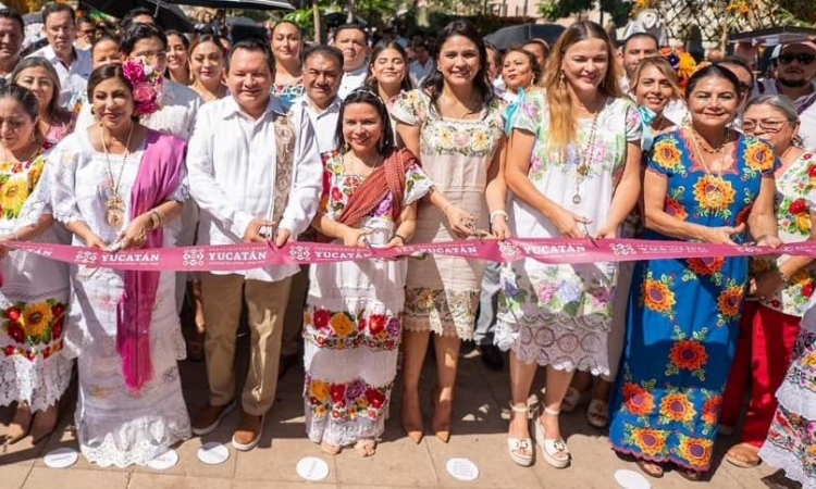 El Gobernador de Yucatán, Joaquín Díaz Mena inauguró Gran Muestra Estatal de Altares en la Plaza Grande.