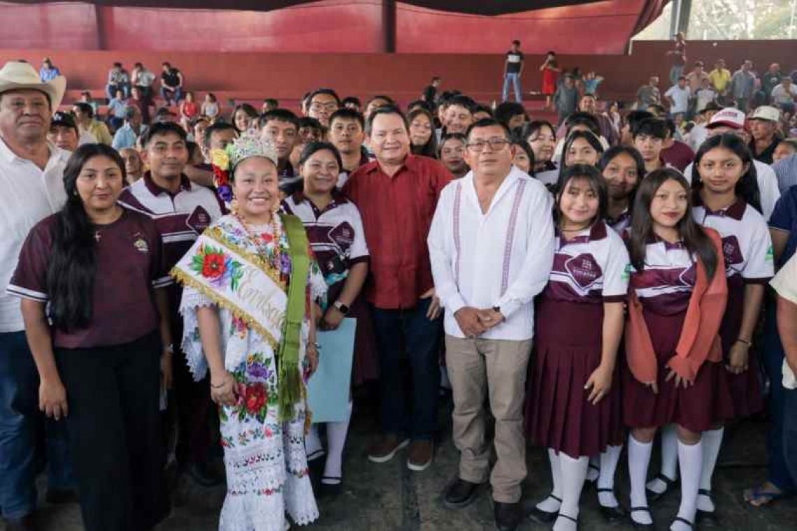 En Cantamayec recibieron del Gobernador Joaquín Díaz Mena apoyos de los programas Huertos de Traspatio y Caminos Renacimiento.