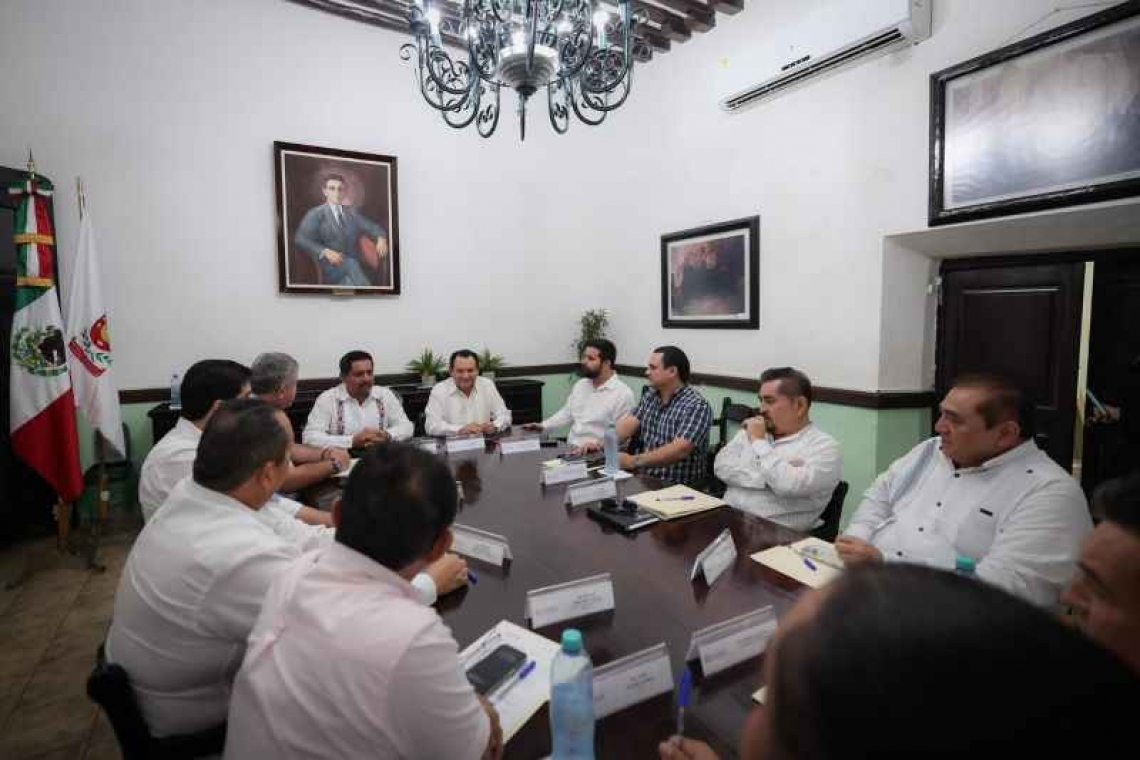 Gobernador Joaquín Díaz Mena escucha al empresariado de Valladolid