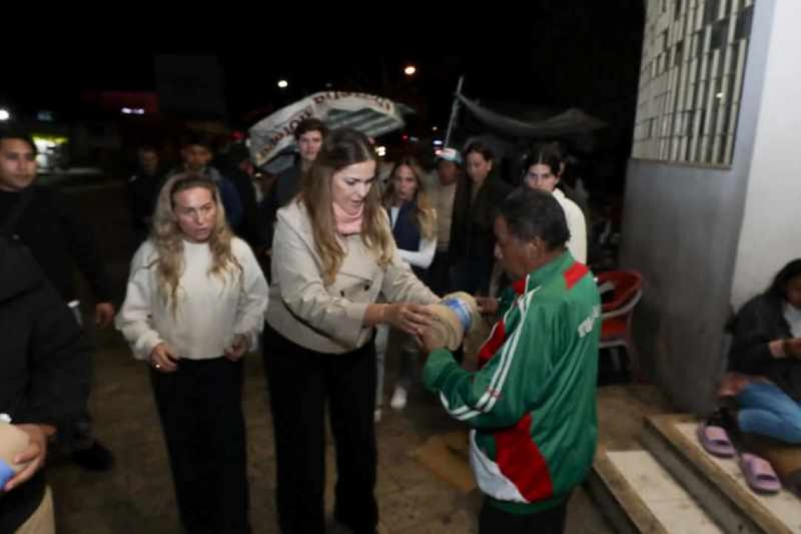   CECILIA, LA ALCALDESA DE MÉRIDA REPARTIO COBIJAS EN LA PUERTA DEL H'ORAN.