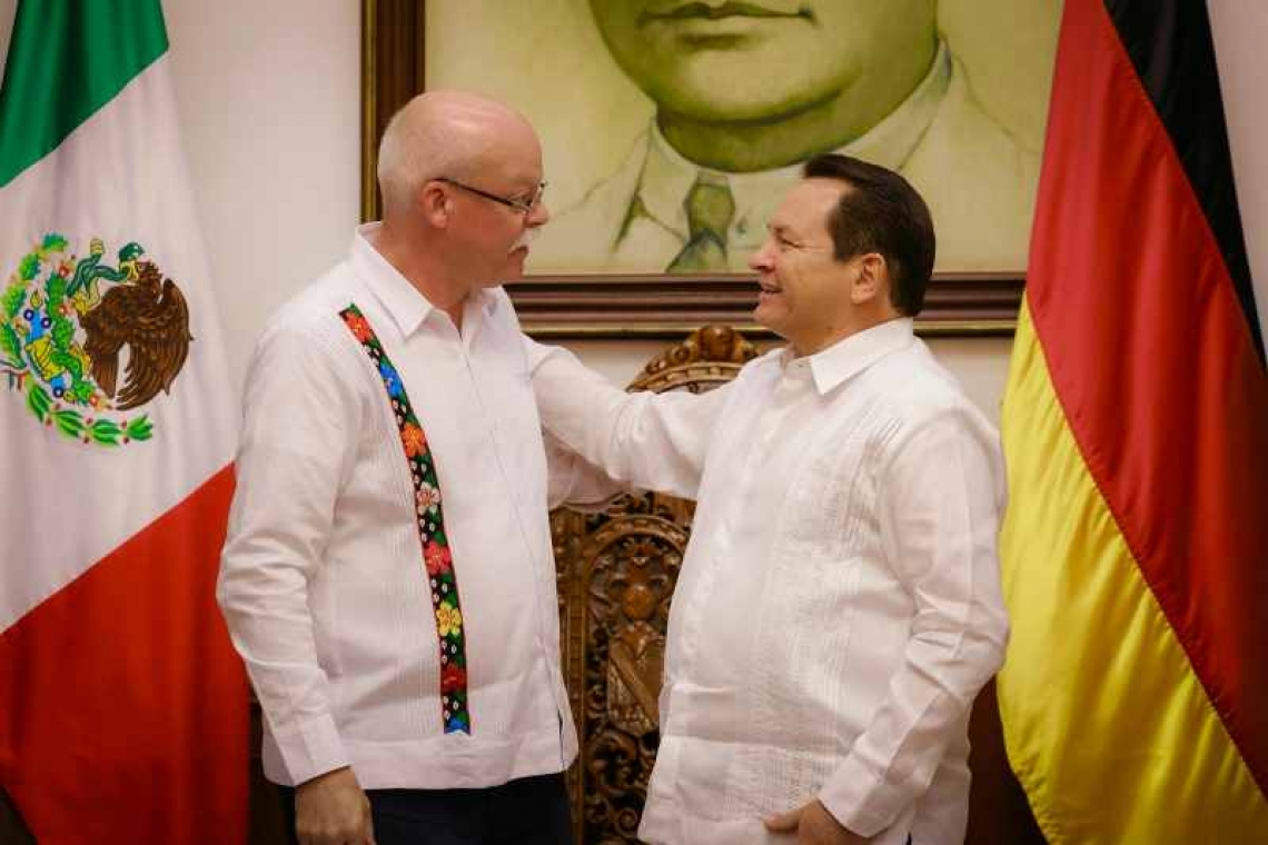  El Gobernador de Yucatán Joaquín Díaz Mena y el embajador de Alemania en México, Clemens von Goetze analizan áreas de cooperación para el desarrollo.