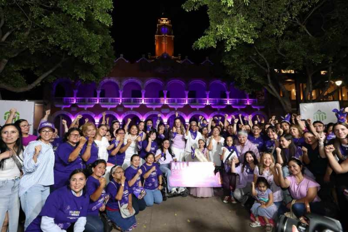 Honra Cecilia Patrón la lucha de las mujeres meridanas con la iluminación del Palacio Municipal de Mérida.