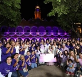 Honra Cecilia Patrón la lucha de las mujeres meridanas con la iluminación del Palacio Municipal de Mérida.
