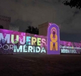 Ayuntamiento de Mérida presenta un videomapping conmemorativo del 8M en La Peni.