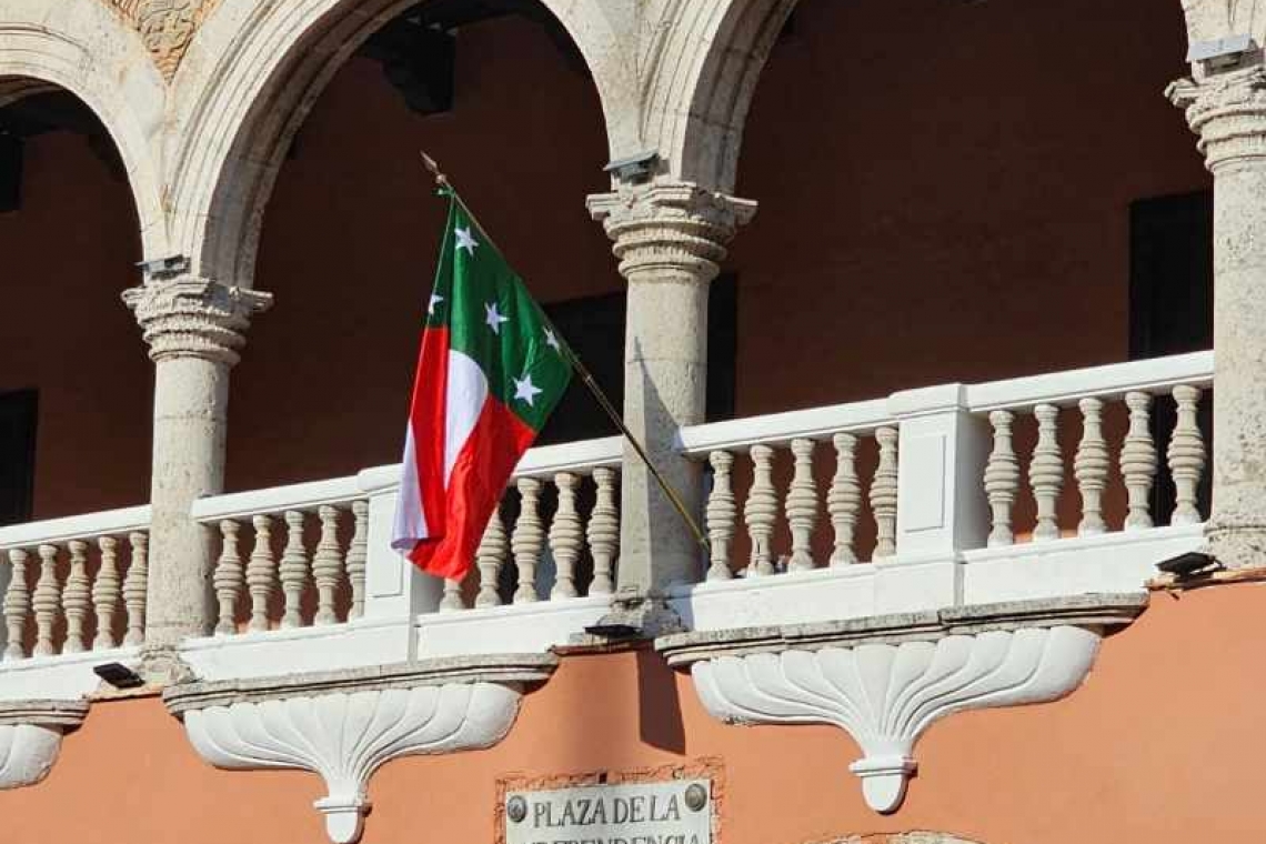  La bandera de Yucatán vuelve a ondear en Palacio Municipal.