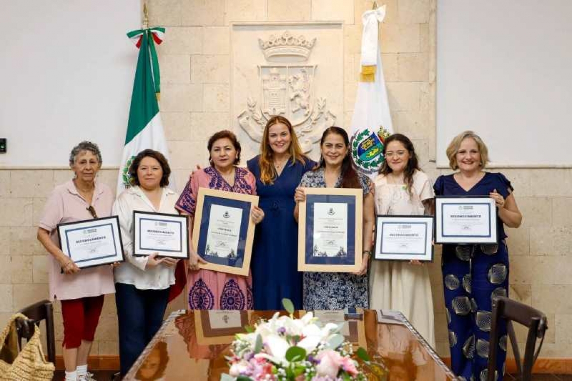   Entrega Cecilia Patrón nombramientos a las primeras mujeres cronistas de Mérida.