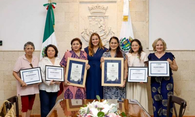   Entrega Cecilia Patrón nombramientos a las primeras mujeres cronistas de Mérida.
