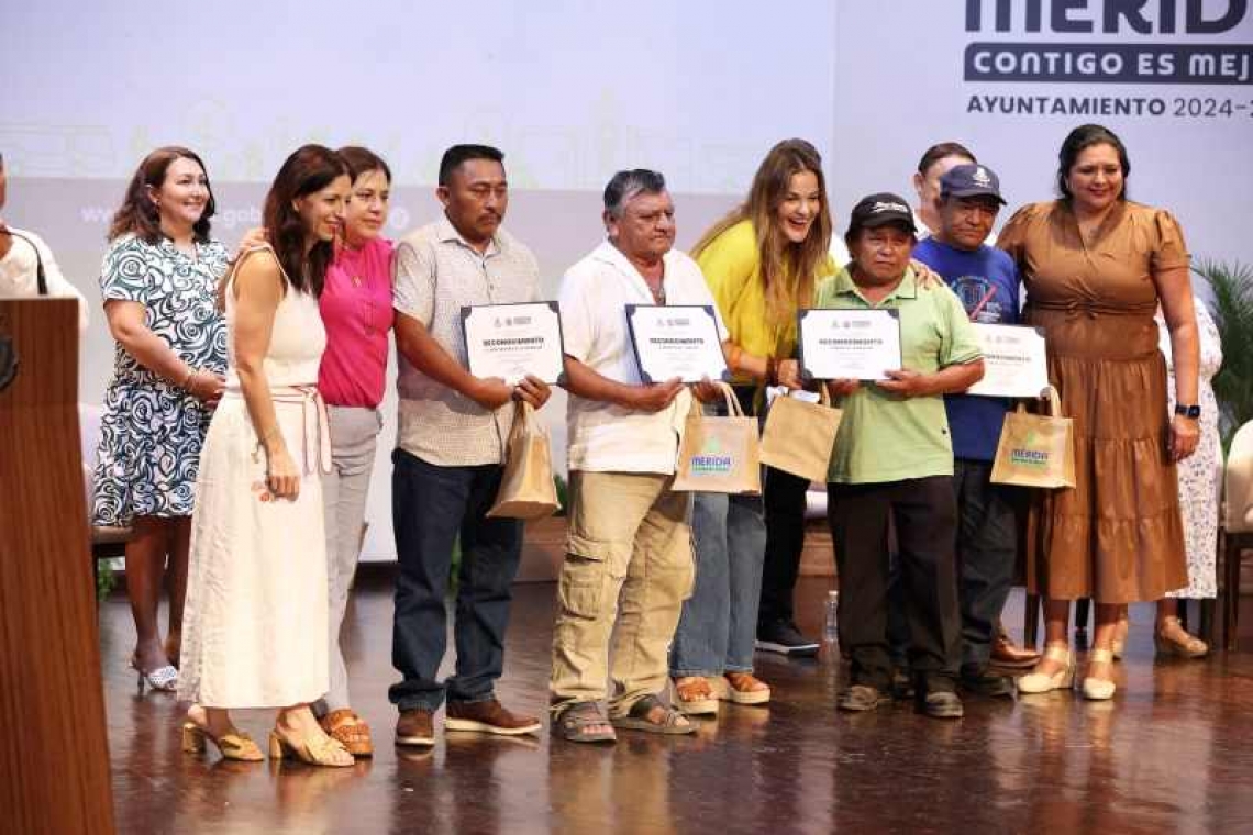 ﻿  Cecilia Patrón honra a 181 trabajadores que dedicaron su vida al servicio público de Mérida.