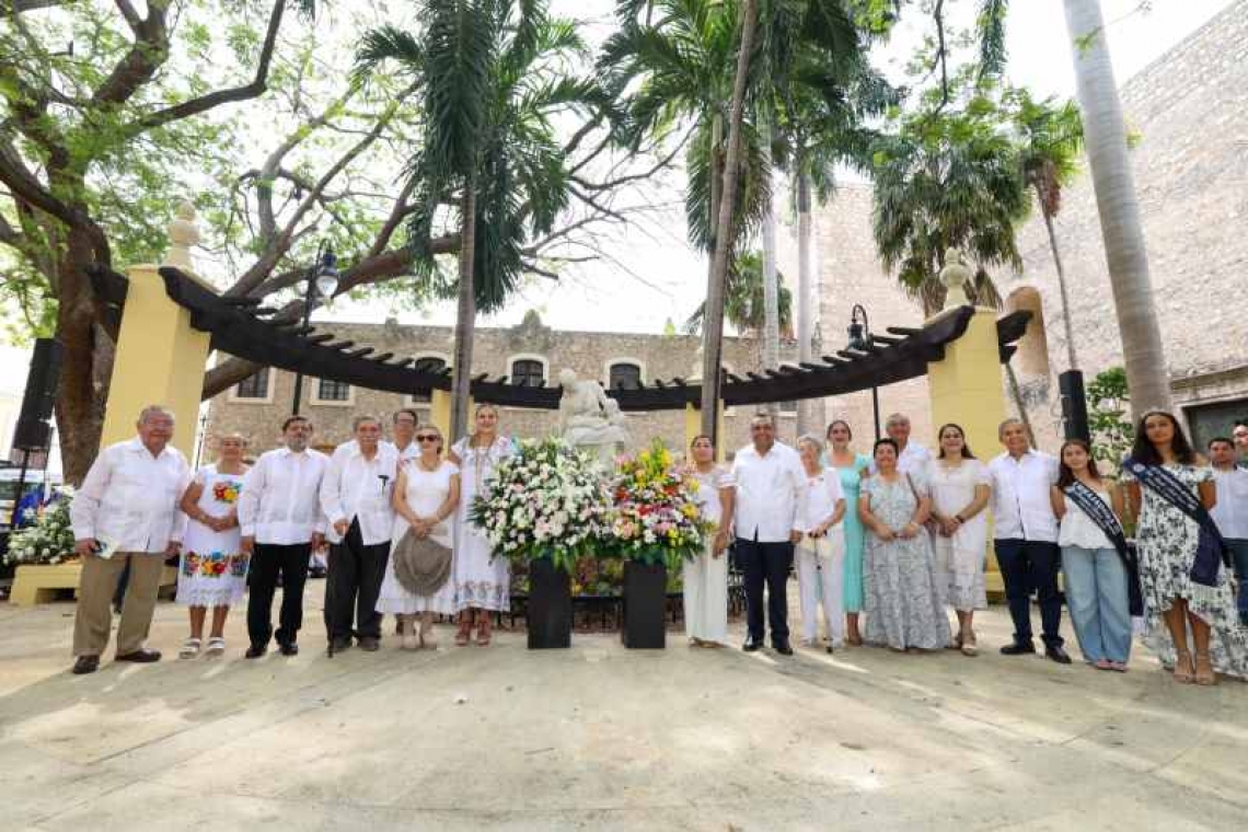 HOMENAJE EN EL MONUMENTOA LA MADRE PARA CELEBRAR EL 10 DE MAYO
