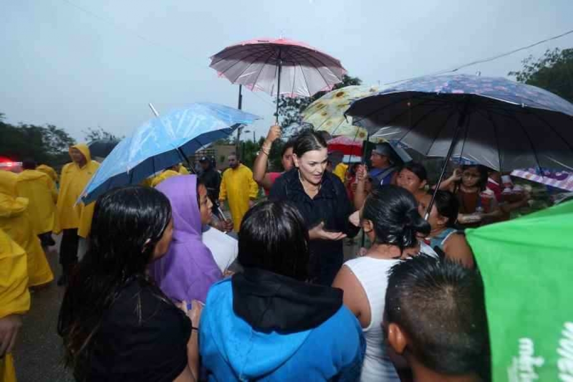 CECILIA PATRON LAVIADA RECORRE EL SUR DE MERIDA PARA ATENDER FAMILIAS AFECTADAS POR AGUACEROS