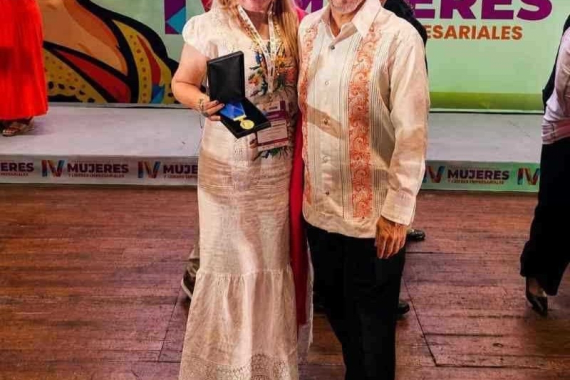  CELIA RIVAS RODRIGUEZ RECIBE EL GALARDON "ROMPIENDO EL TECHO DE CRISTAL"