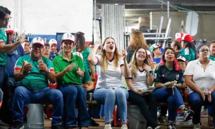   Cecilia Patrón comparte momento deportivo con colaboradores municipales, en reconocimiento a su labor de todos los días.