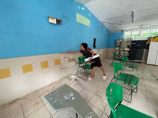 Inspección de las condiciones precarias en las aulas de la escuela de Chankom