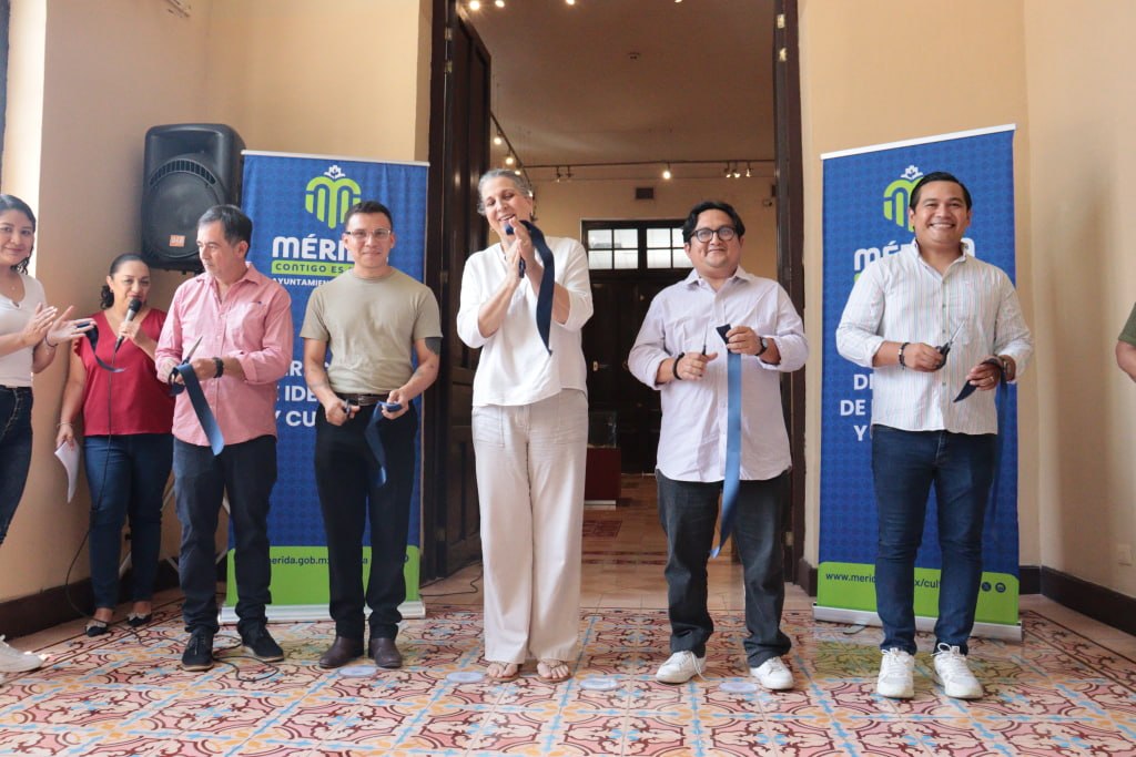 Corte de listón de la exposición Ecos en el Museo de la Ciudad de Mérida