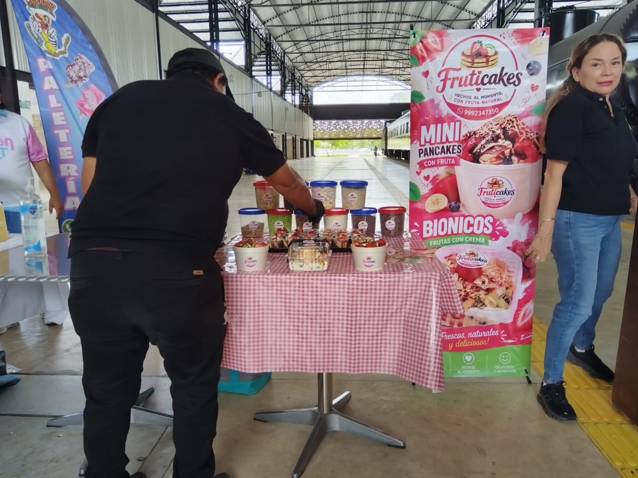 Puesto de Fruticakes con mini pancakes con fruta y biónicos