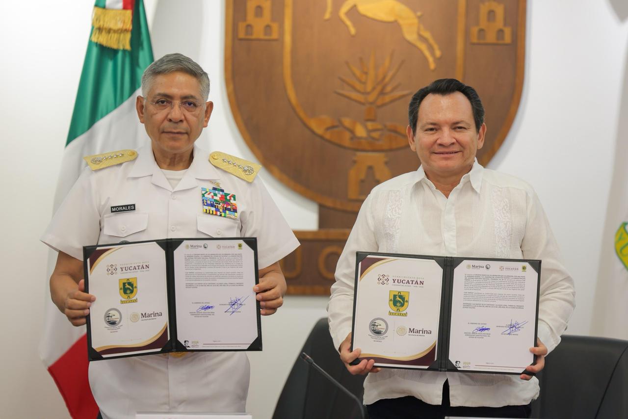 El gobernador Joaquín Díaz Mena y el almirante Raymundo Pedro Morales Ángeles muestran el convenio ratificado para la ampliación del Puerto de Progreso