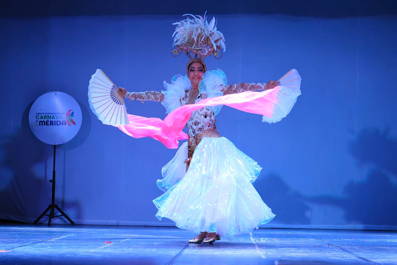 Reina del Carnaval de Mérida 2027 con abanicos en presentación